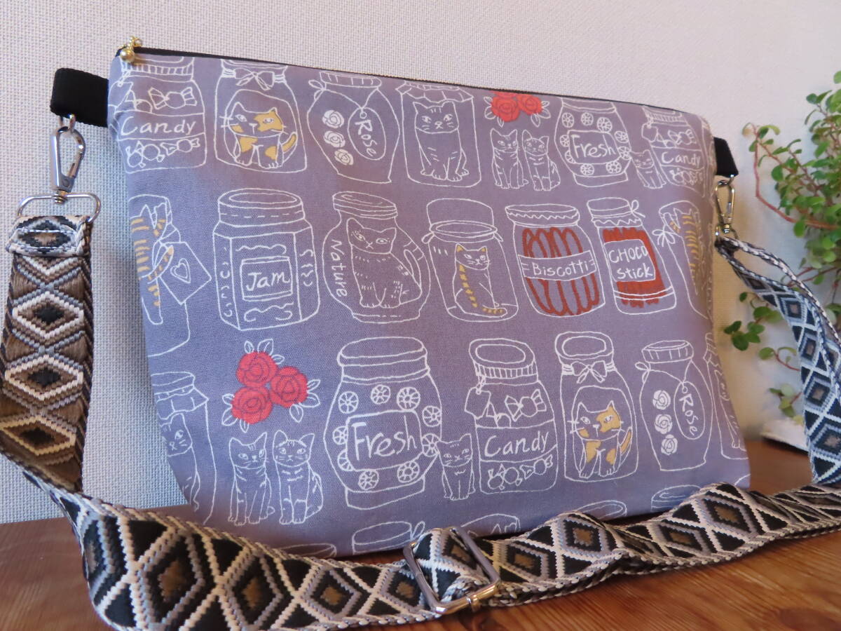 99　ハンドメイド　マチ　広め　舟型　ショルダーバッグ　開閉ファスナー　調整付き　軽量　猫　グレー　柄　プリント