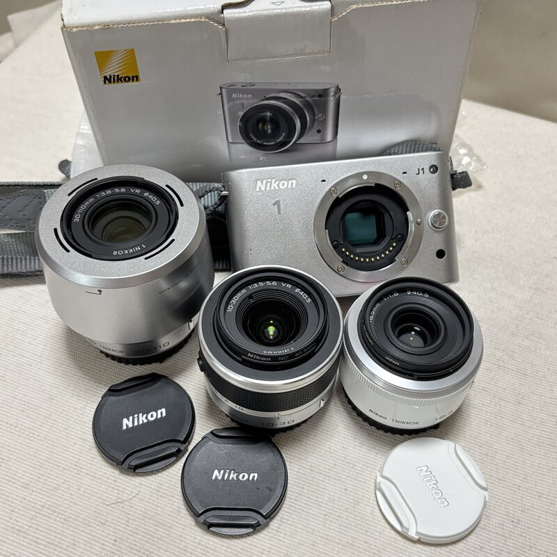 Nikon 1 J1 ニコン 1NIKKOR デジタルミラーレスカメラ 10-30mm / 30^-110mm / 18.5mm メモリーカード付 128MB IW607DC04NKN_B