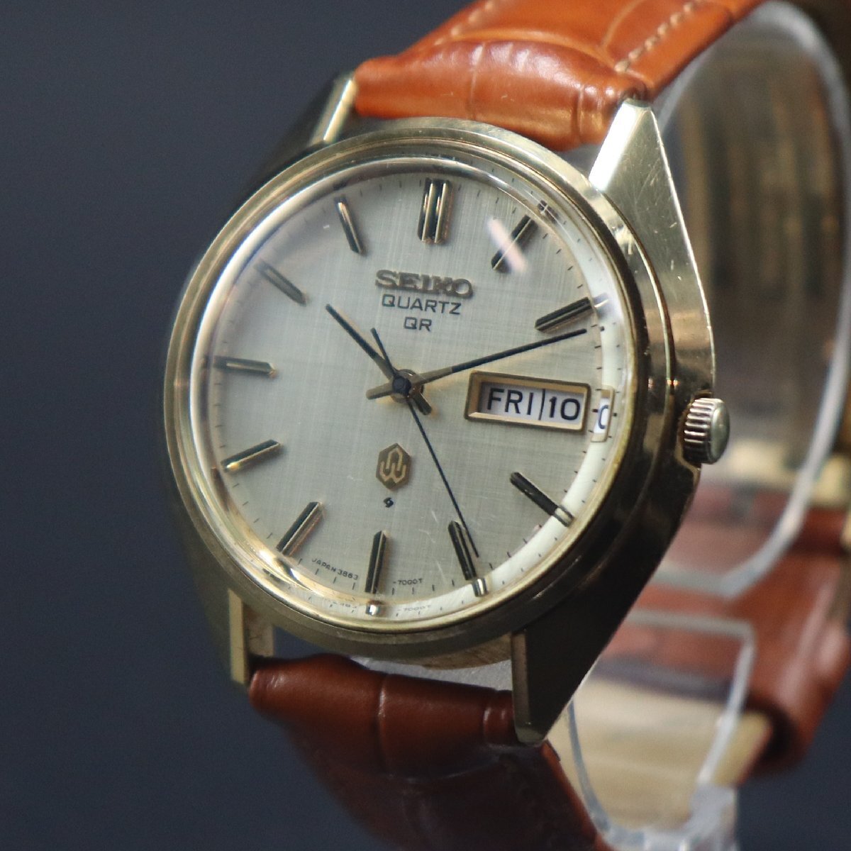 電池新品 SEIKO QUARTZ QR セイコー シングルクォーツ 3863-7001 SGPケース 金色絹目文字盤 諏訪工場 デイデイト メンズ腕時計
