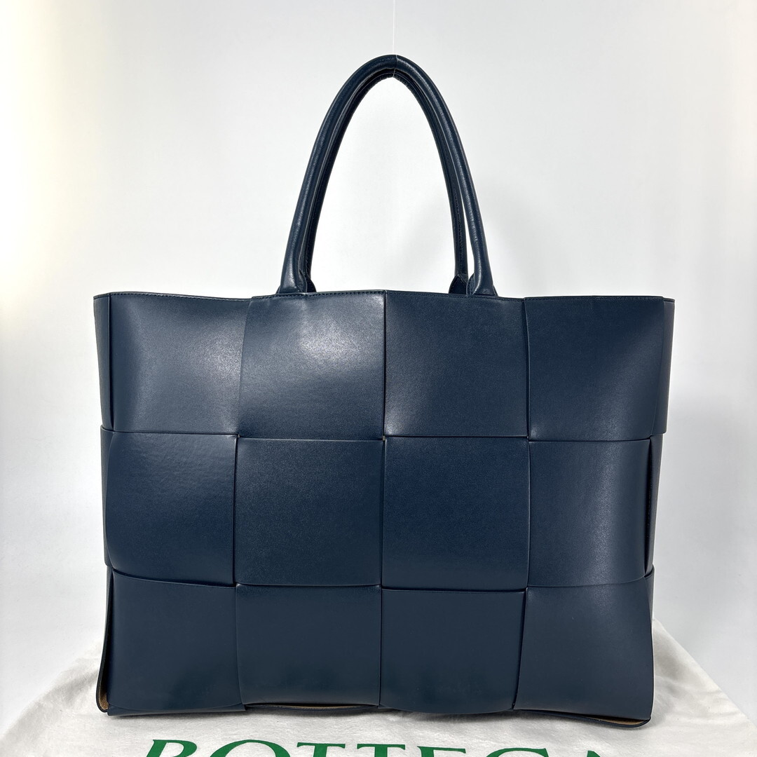新品同様 BOTTEGA VENETA ボッテガヴェネタ マキシイントレチャート ザ アルコトート ラージ レザー トートバッグ ネイビー メンズ