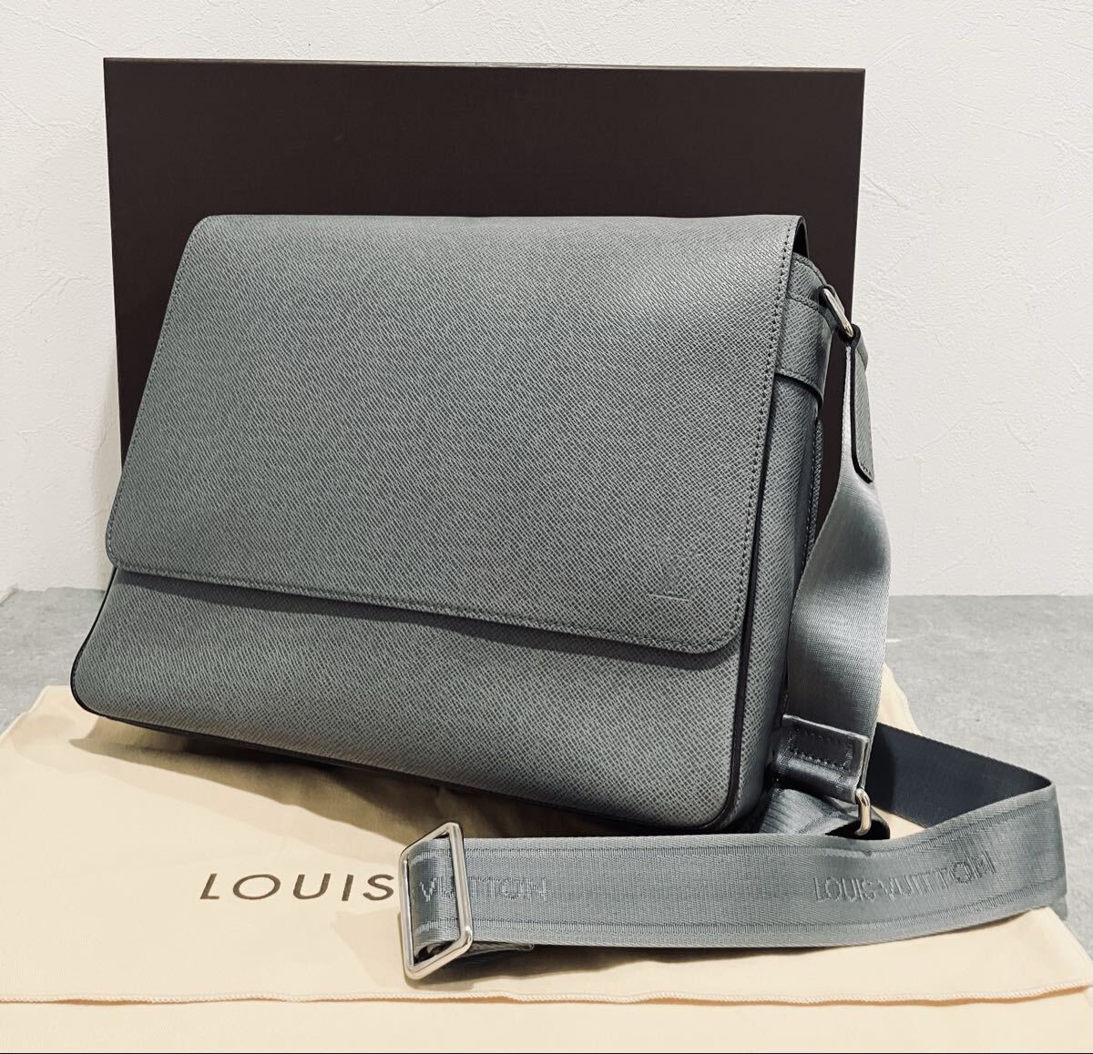 LOUIS VUITTON 未使用 タイガ レザー ショルダー バッグ グラシエ ルイ・ヴィトン メッセンジャー バック 箱 保存袋 付属 