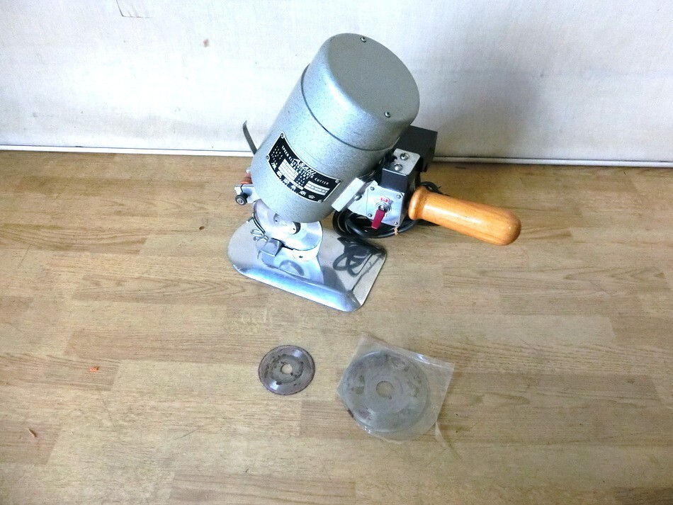 裁断機 ASAHI SPEED ELECTRIC CLOTH CUTTER MACHINE TYPE AS-TB 100V 原裁断機商会 通電動作確認済み 付属品 刃2点有り 【TT130】