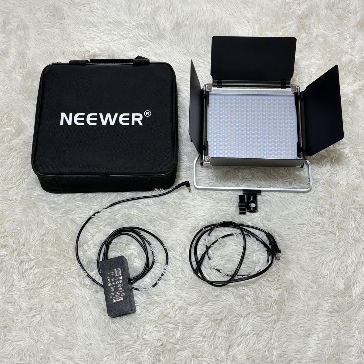 NEEWER RGB530 LED ビデオライト 撮影用 バーンドア付 液晶不良 現状渡し 動作可