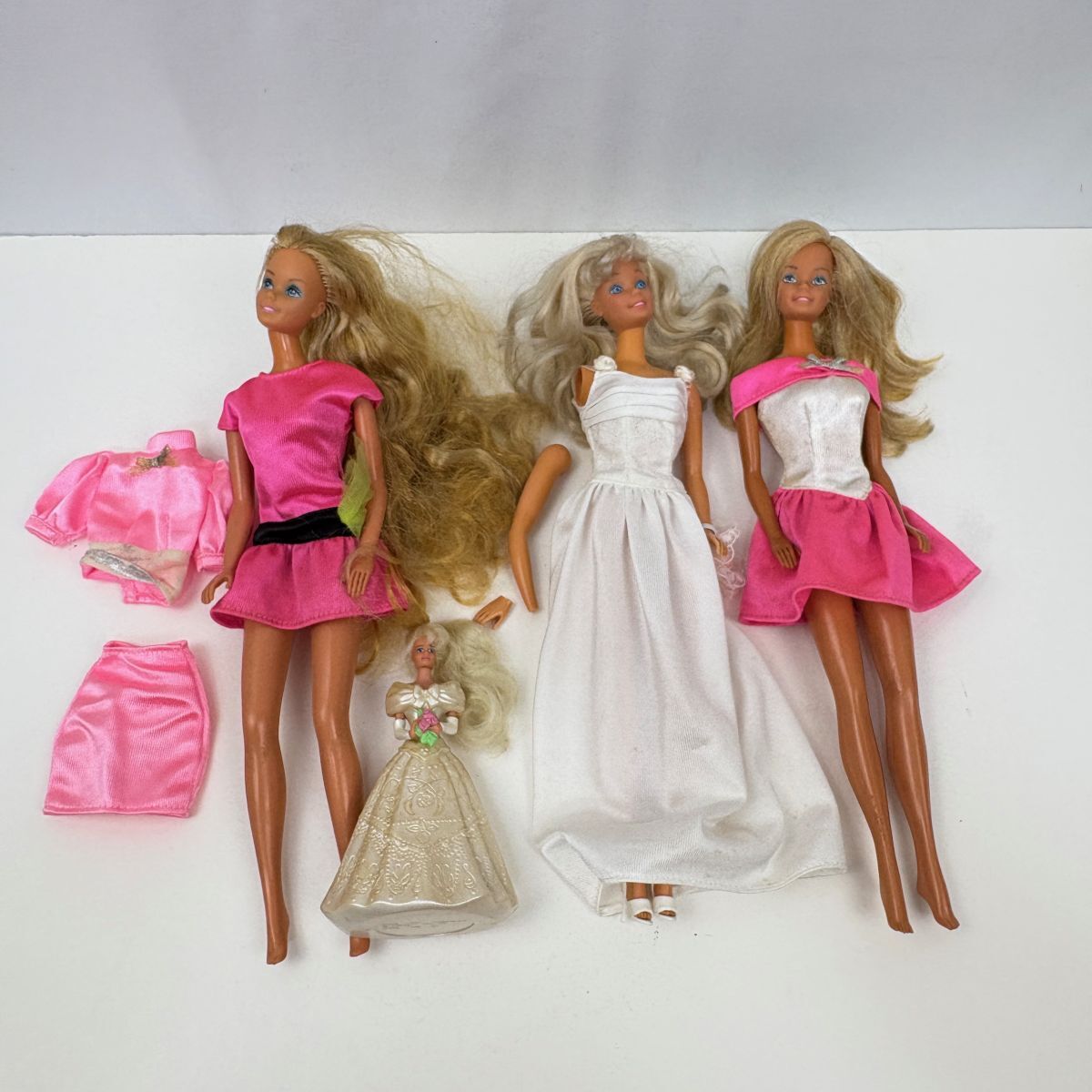ヴィンテージ バービー Barbie 人形 3体 + ミニ人形1体 衣装付き まとめ売り マテル MATTEL 片腕外れ 髪乱れ 経年シミ 中古 ジャンク