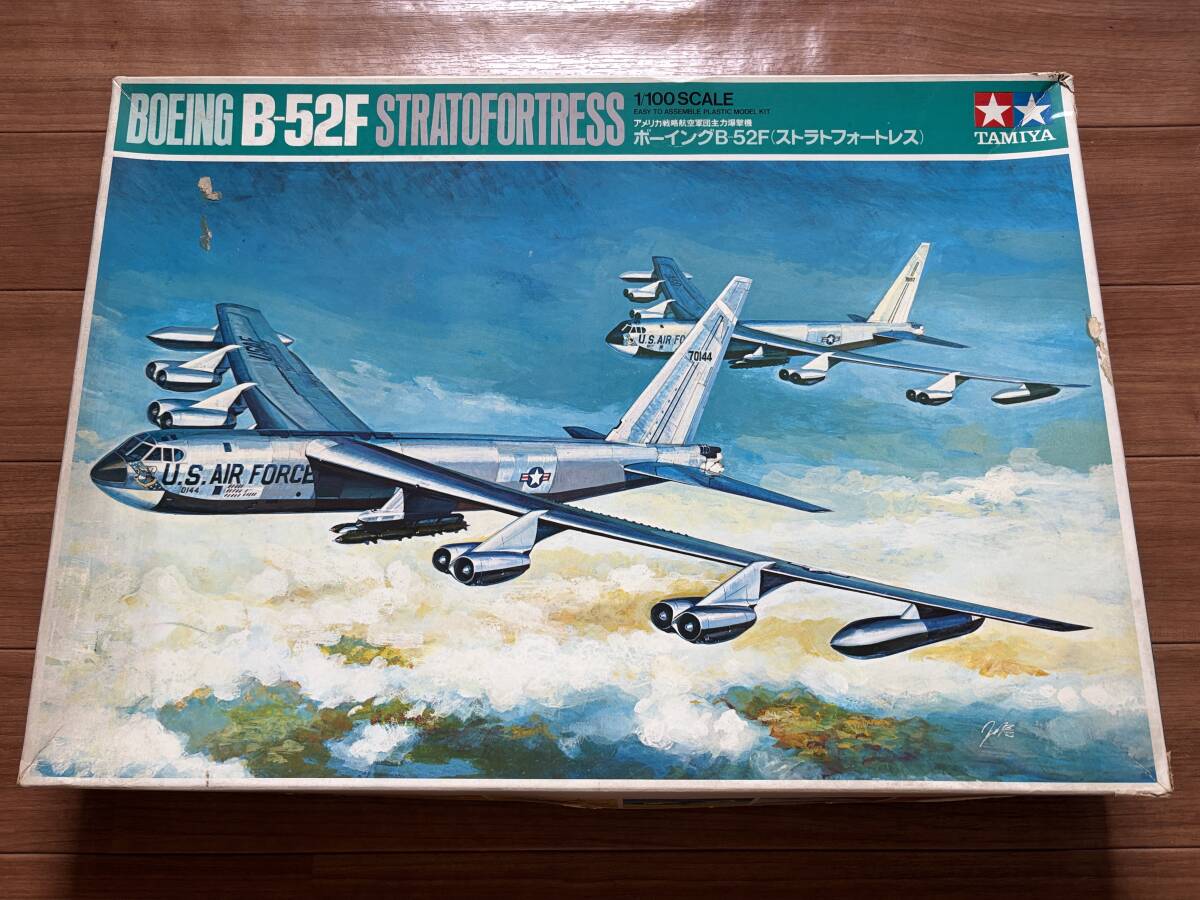 ボーイング B-52F　 ストラトフォートレス 　1/100 　　アメリカ戦略航空軍団主力爆撃機　　訳あり　外箱なし