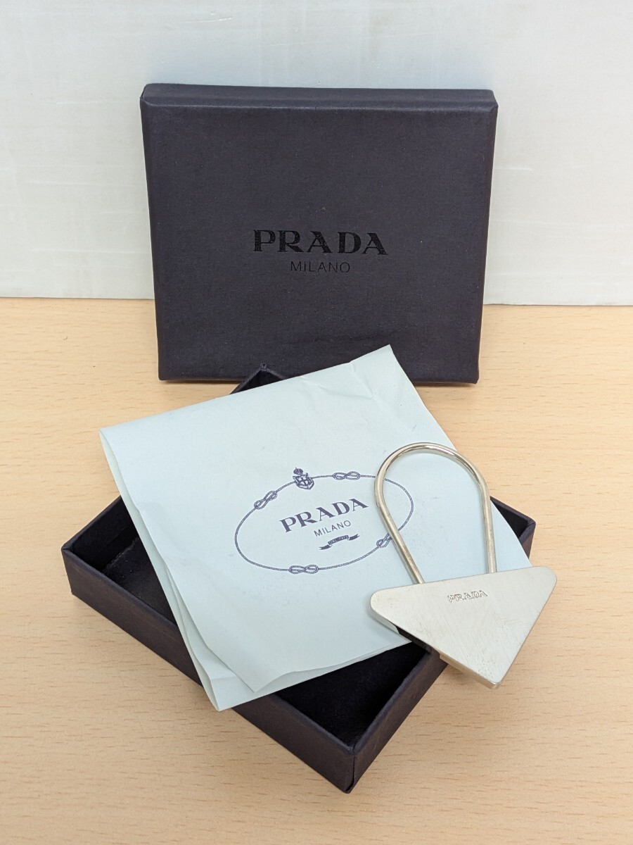 y072209g PRADA プラダ キーホルダー SLV M716 ロゴチャーム キーホルダー 三角ロゴ キーケース