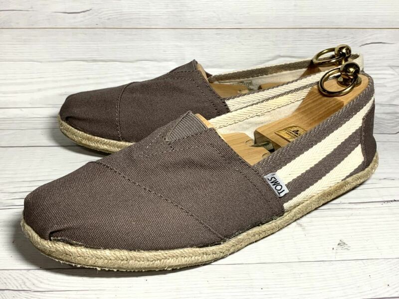 【即決】 TOMS メンズ 9M 27cm程度 トムズ トムス スリッポン コットンシューズ 靴 カジュアル スニーカー 茶色 ベージュ ボーダー