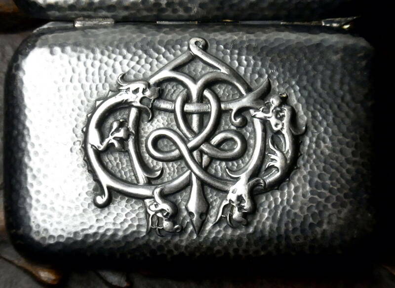 ドラゴンの紋章 フランスアンティーク 重厚なケース 銀灰色 槌目加工 ウロボロス 剣 竜 シガレットケース カードケース
