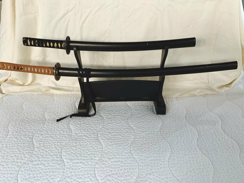 日本刀 大小 模造刀 2本掛け台付き 木製 黒塗り インテリア コレクション