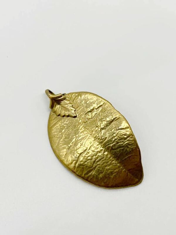 【美品】ヴィンテージ　ゴールド コーティング　リーフ　チャーム　真鍮？　椿の葉　葉