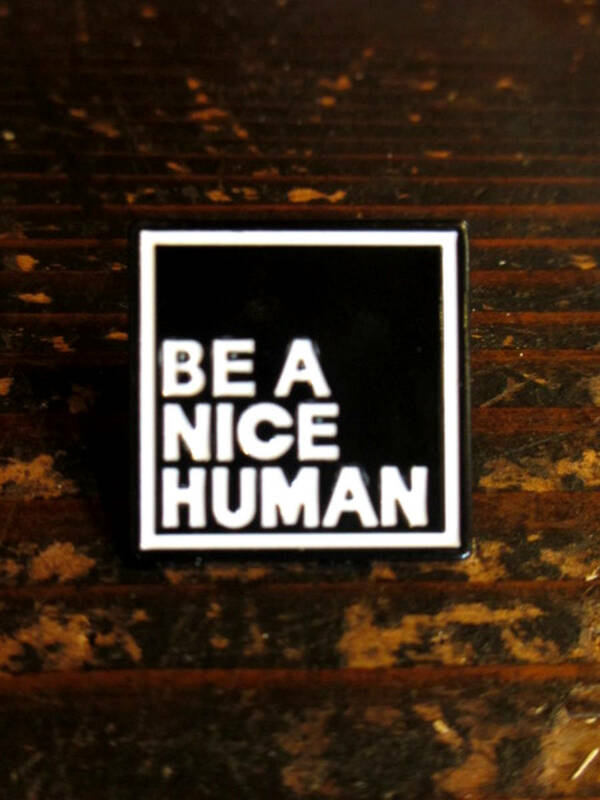 ピンバッチ　素敵な人でありなさい　BE A NICE HUMAN　英語　デザイン　アート　ピンバッジ