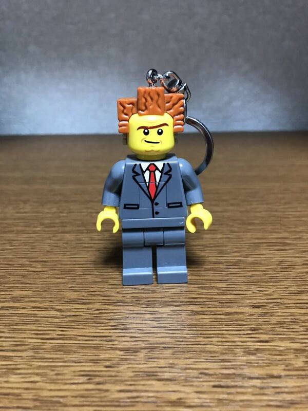 中古品 レゴムービー LEGO(レゴ) ミニフィグ 【レゴ社長 LEDキーホルダー 】全長約8cm 送料220円