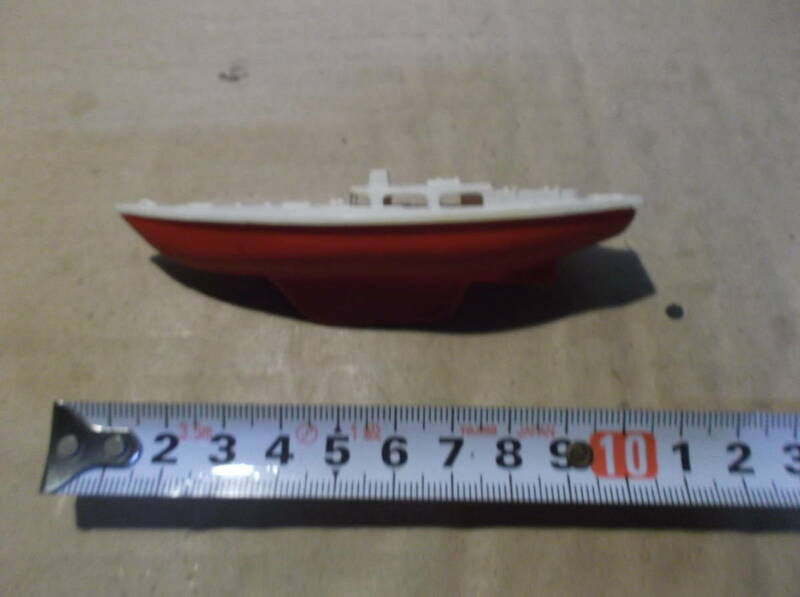 ヨット　船　ミニフィギュア　古い駄玩具　帆無し　ミニチュア　プラ製　ジオラマ　ドールハウス　置物　オブジェ　船舶　　送料無料