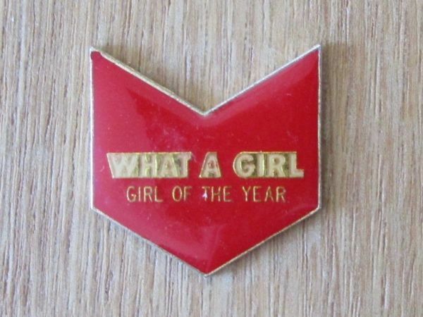 古いピンバッジ： WHAT A GIRL ガール オブ ザ イヤー その他 ピンズ #A