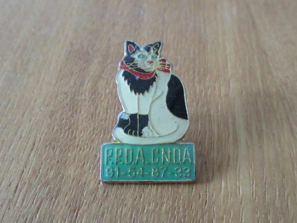 古いピンバッジ：白 黒 ネコ 猫 赤いリボン 動物 ピンズ F