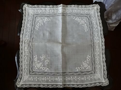 Grace アンティーク フランス 19世紀後半頃 リネンに 白糸刺繍 (ホワイトワーク)とヴァランシエンヌ・レースの 大判ハンカチ ダメージ有り