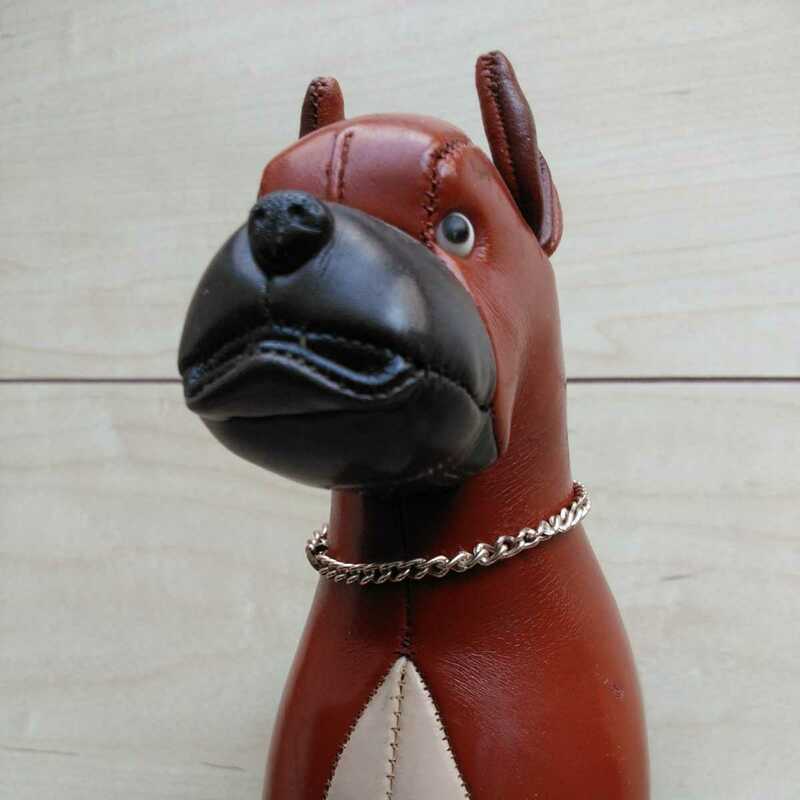 ■『犬(Bullmastiff？)』Leather革製置物１個。全長18㎝。高さ16㎝。重さ100Gram。