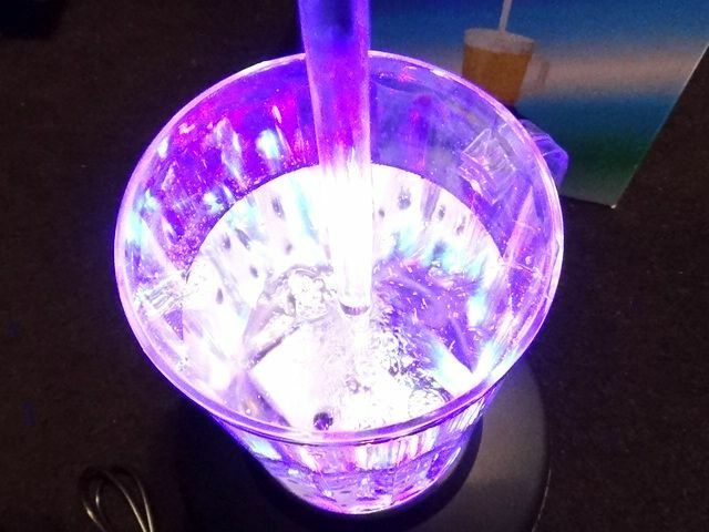 どんどん水が出てくる置物 ビールジョッキ 魔法 手品 不思議 マジック 永久機関 錯覚 科学 実験 水 インテリア オブジェ カラフル ライト