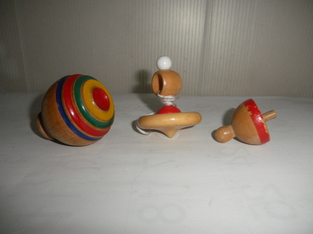 @@ 昭和レトロ　独楽　コマ　こま　3個　インテリア　雑貨　郷土玩具　おもちゃ　懐かしの当時もの　ディスプレィ　マニア　コレクション
