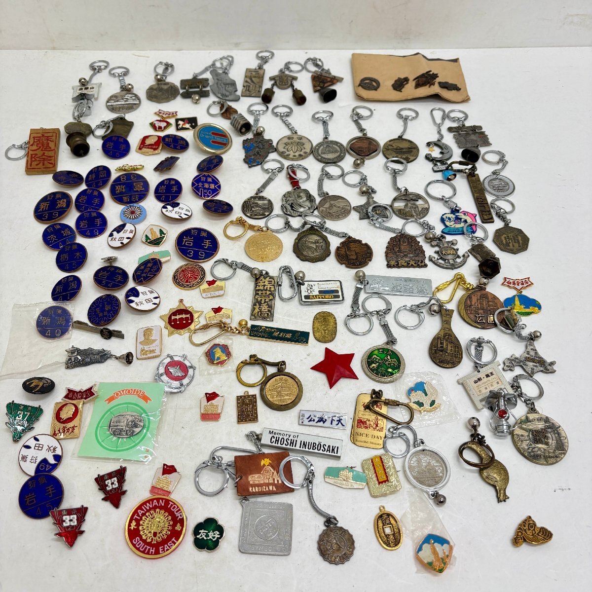 ◆◇[3] キーホルダー バッジ まとめ売り 約100点 ご当地 観光地 狩猟 他 現状品 08/073003m◇◆