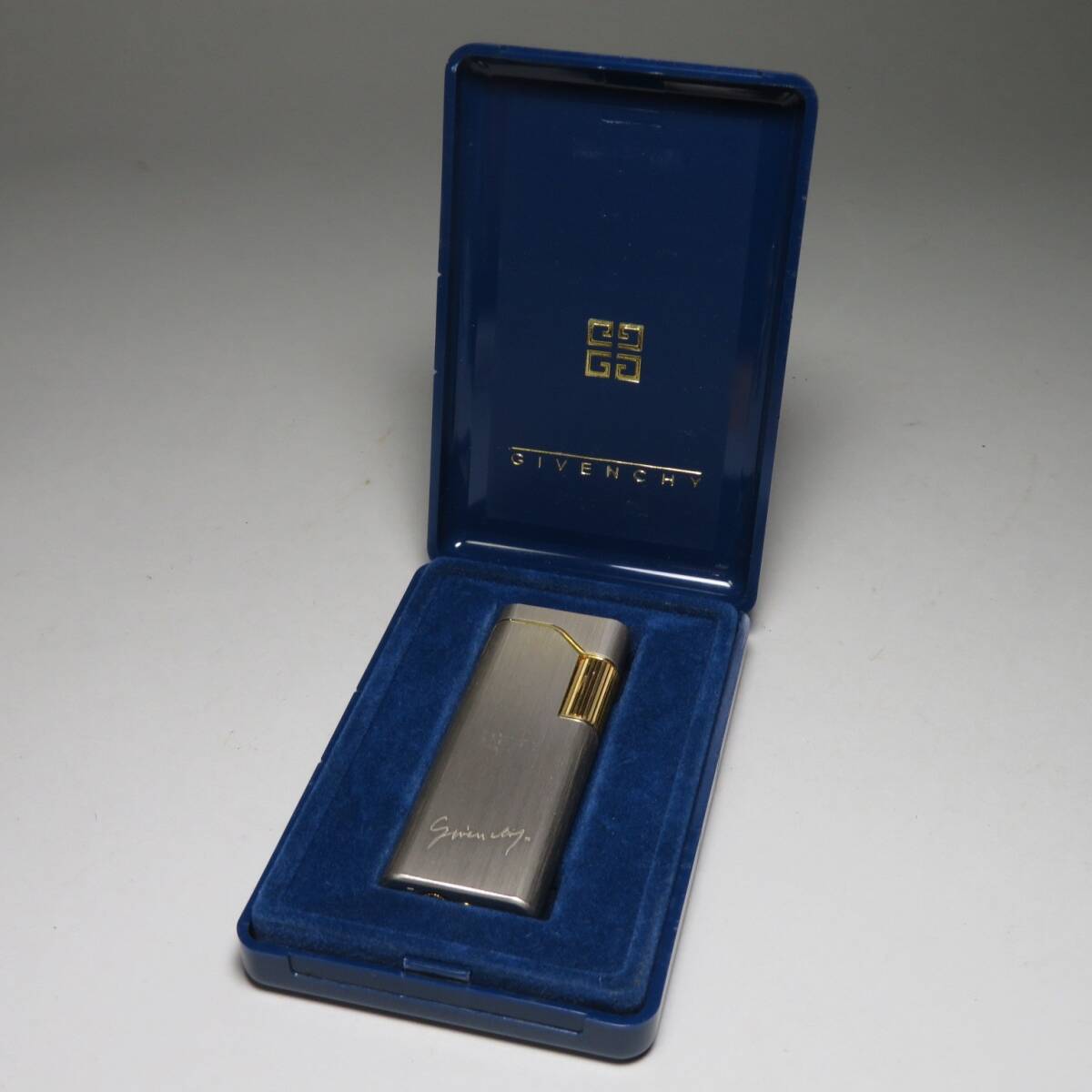 【本物保証】◆GIVENCHY/ジバンシー ヴィンテージ◆ローラー式 ガスライター シルバー 専用ケース付 金属彫刻 動作確認OK lot:8036