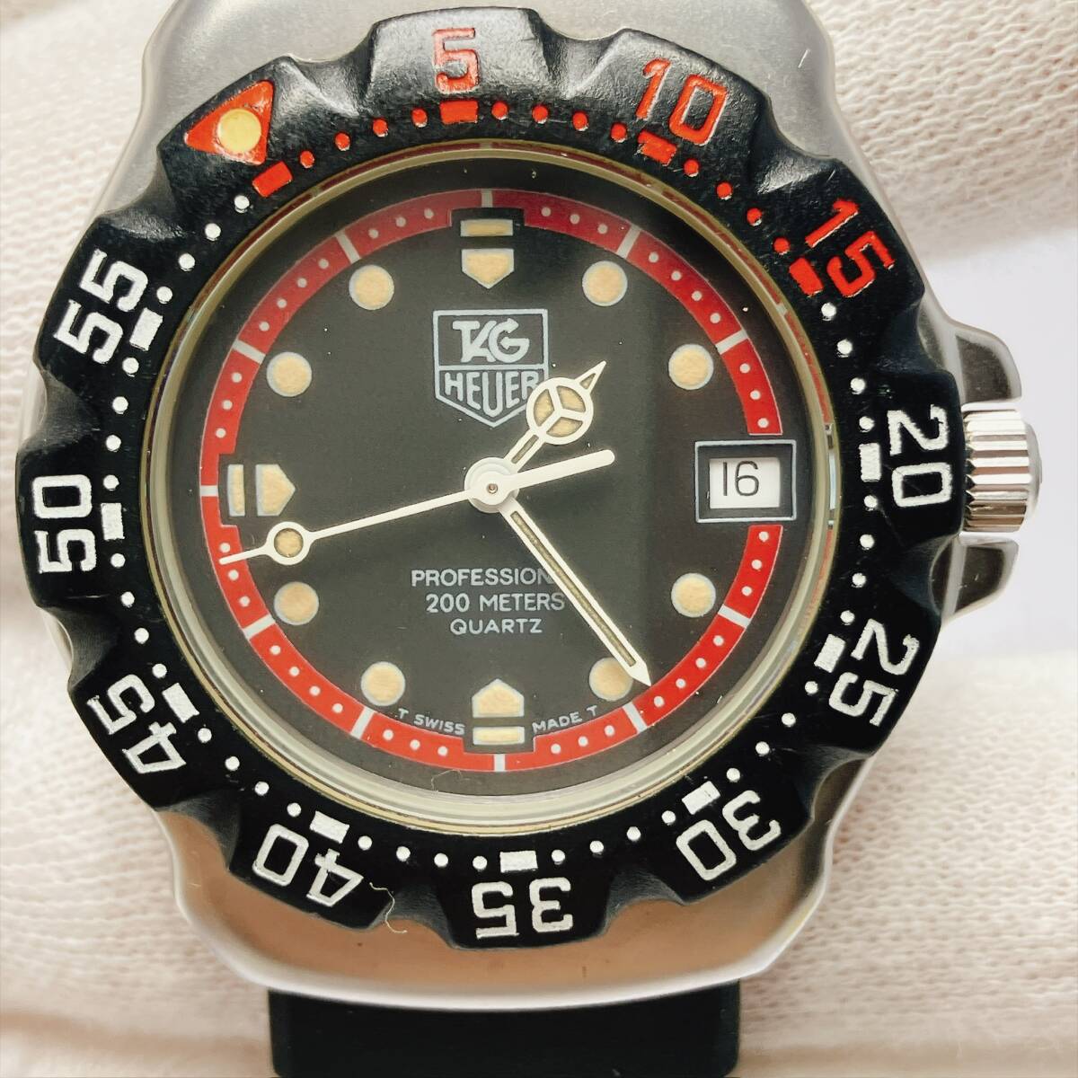 5351◯ 稼働品 TAG HEUER タグホイヤー フォーミュラ1 WA1214 プロフェッショナル 200m デイト クォーツ 黒/赤文字盤 ボーイズ 腕時計