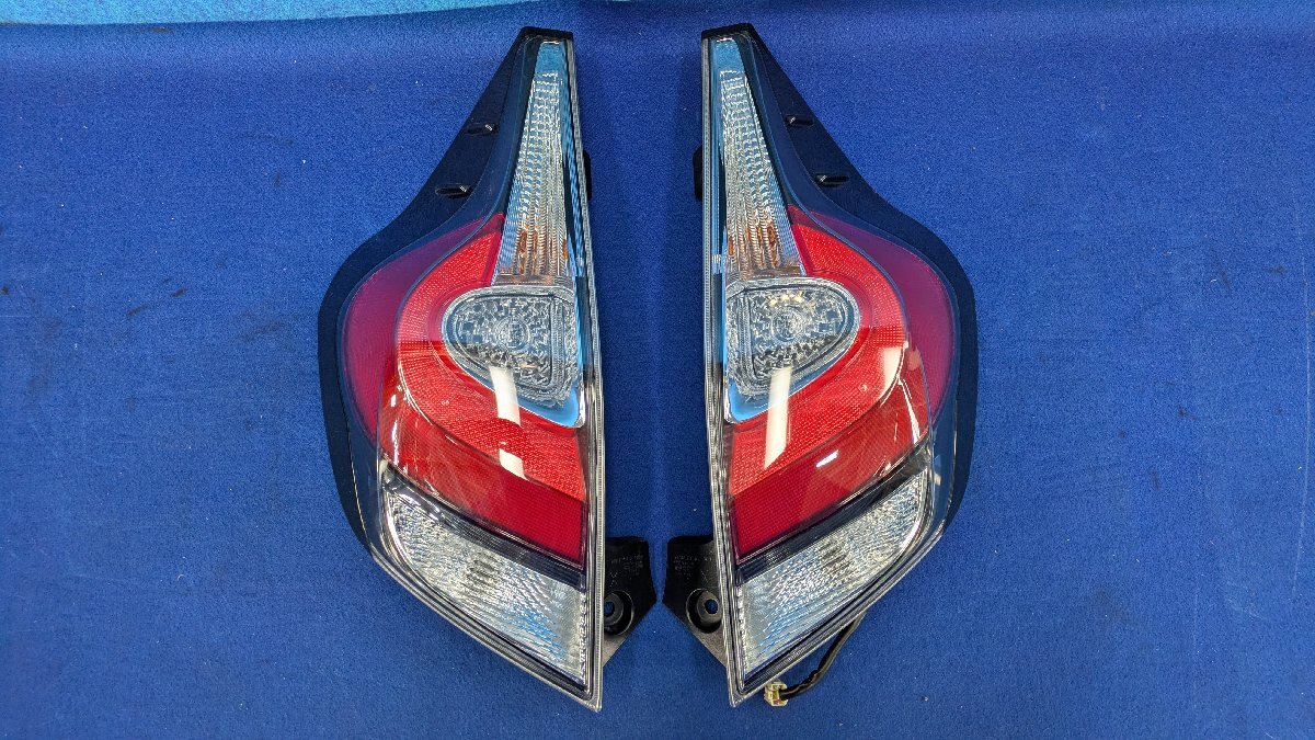 トヨタ　アクア　NHP10　後期　テールランプ　左右セット　点灯OK