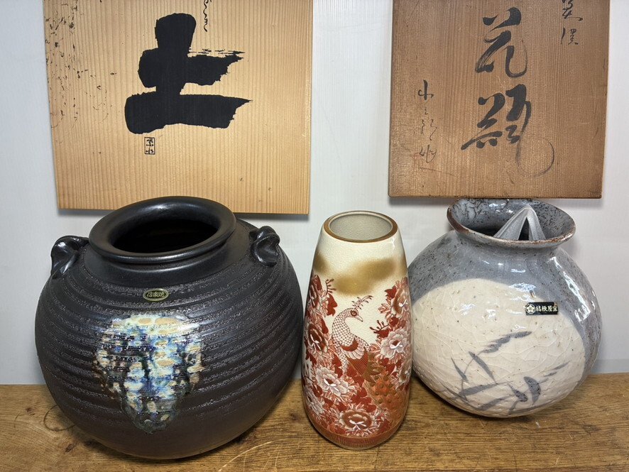 8-R-34/2-120 ★木箱★ 共箱 九谷焼 信楽焼 花瓶 3点 壺 孔雀 桔梗屋窯