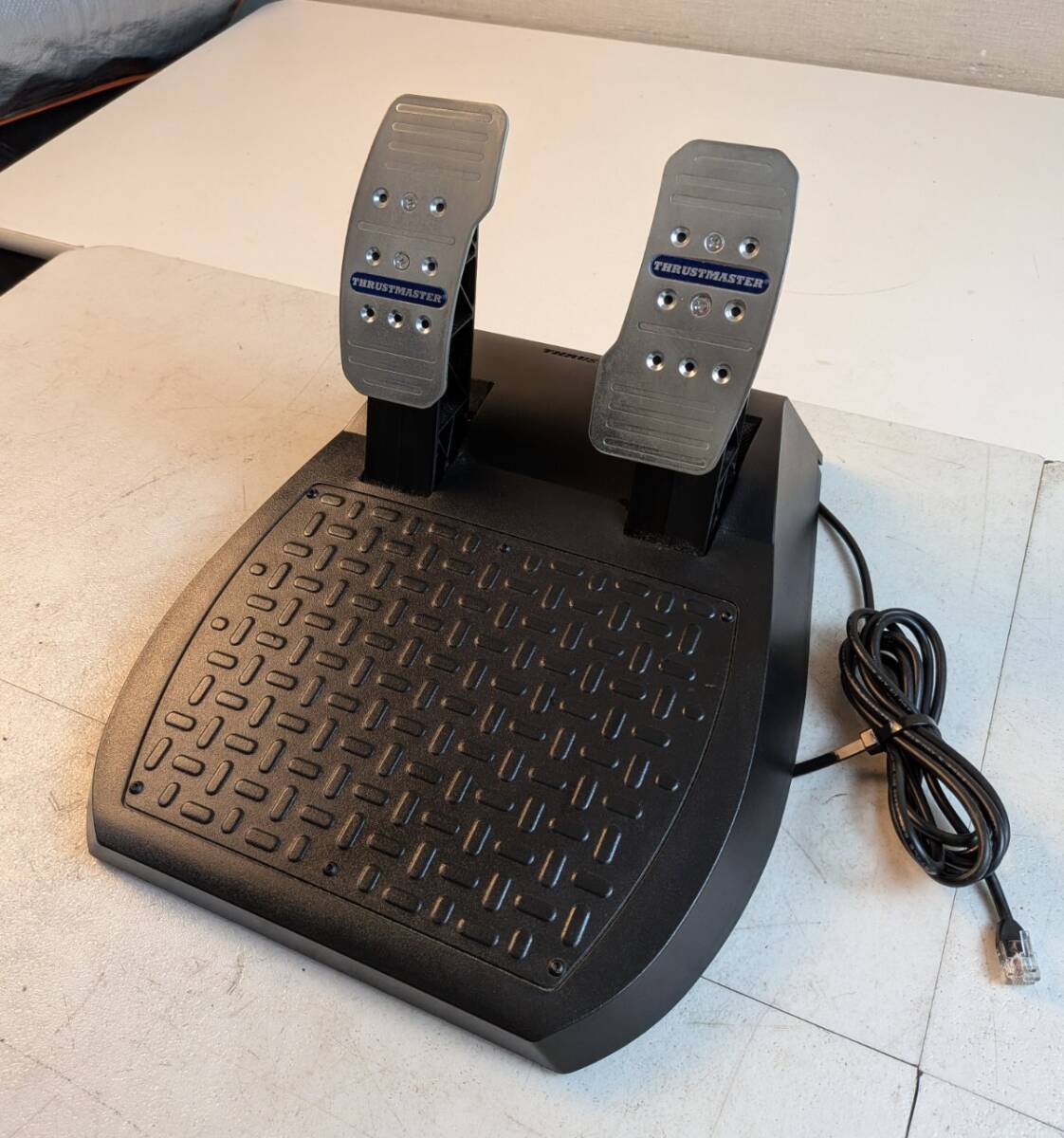 15533-013★THRUSTMASTER スラストマスター ハンコン T-300 ペダルのみ レーシングゲーム PS5 PS4 PC対応 ゲーミングディバイス 動作品★