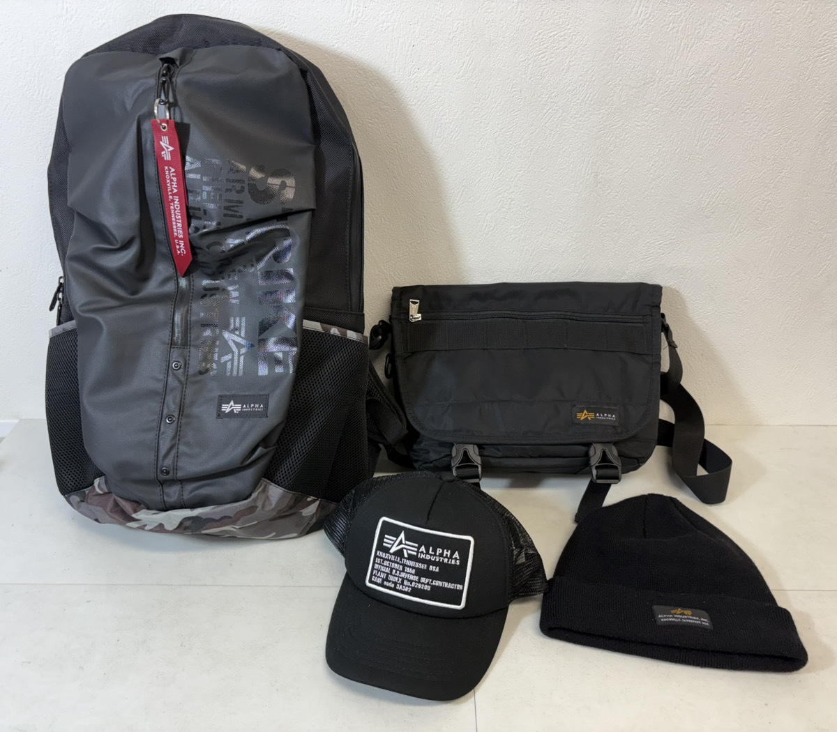 15520-06★ALPHA INDUSTRIES アルファインダストリーズ リュック メッセンジャーバッグ キャップ ニット帽 4点 ブラック 美品★