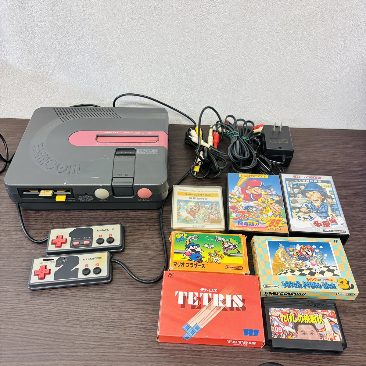 15553-06★SHARP シャープ TWIN FAMICOM AN-500B 本体 コントローラー2個 ファミコンソフト6本 ACアダプター AVケーブル ジャンク★