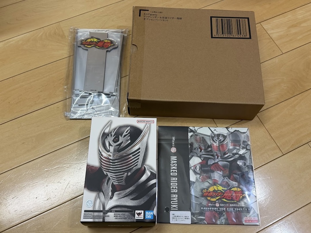 S.H.Figuarts(真骨彫)仮面ライダー龍騎(スリーブ付)+ドラグレッダー＆オプションパーツセット+アクリルディスプレイスタンド/未開封未使用