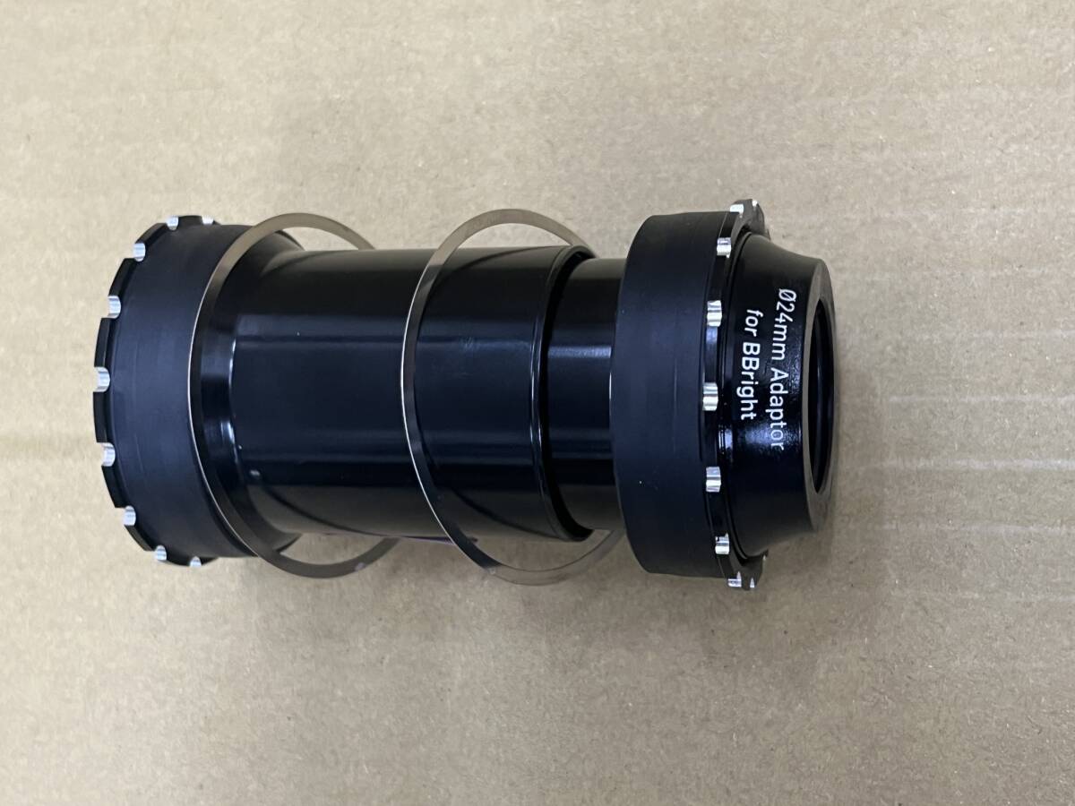 TOKEN ボトムブラケット　BB RIGHT ROAD 24mmクランクシャフト用