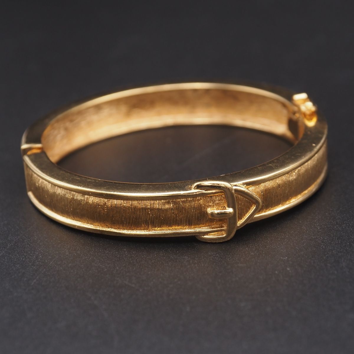 Y473 1円 クリスチャン ディオール Christian Dior バングル ベルト モチーフ ゴールドカラー 腕輪
