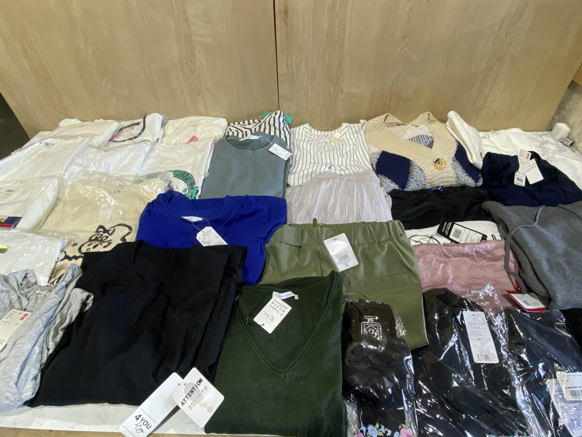 【４９－４４】レディース 服 まとめ売り カーディガン 半袖 ズボン パーカー アームカバー 等 サイズいろいろ ファッション 長期保管品