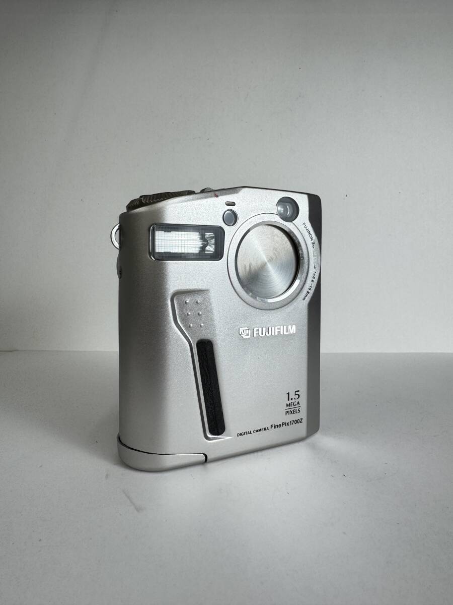 FUJIFILM FinePix 1700Z シルバー デジタルカメラ KAJI064
