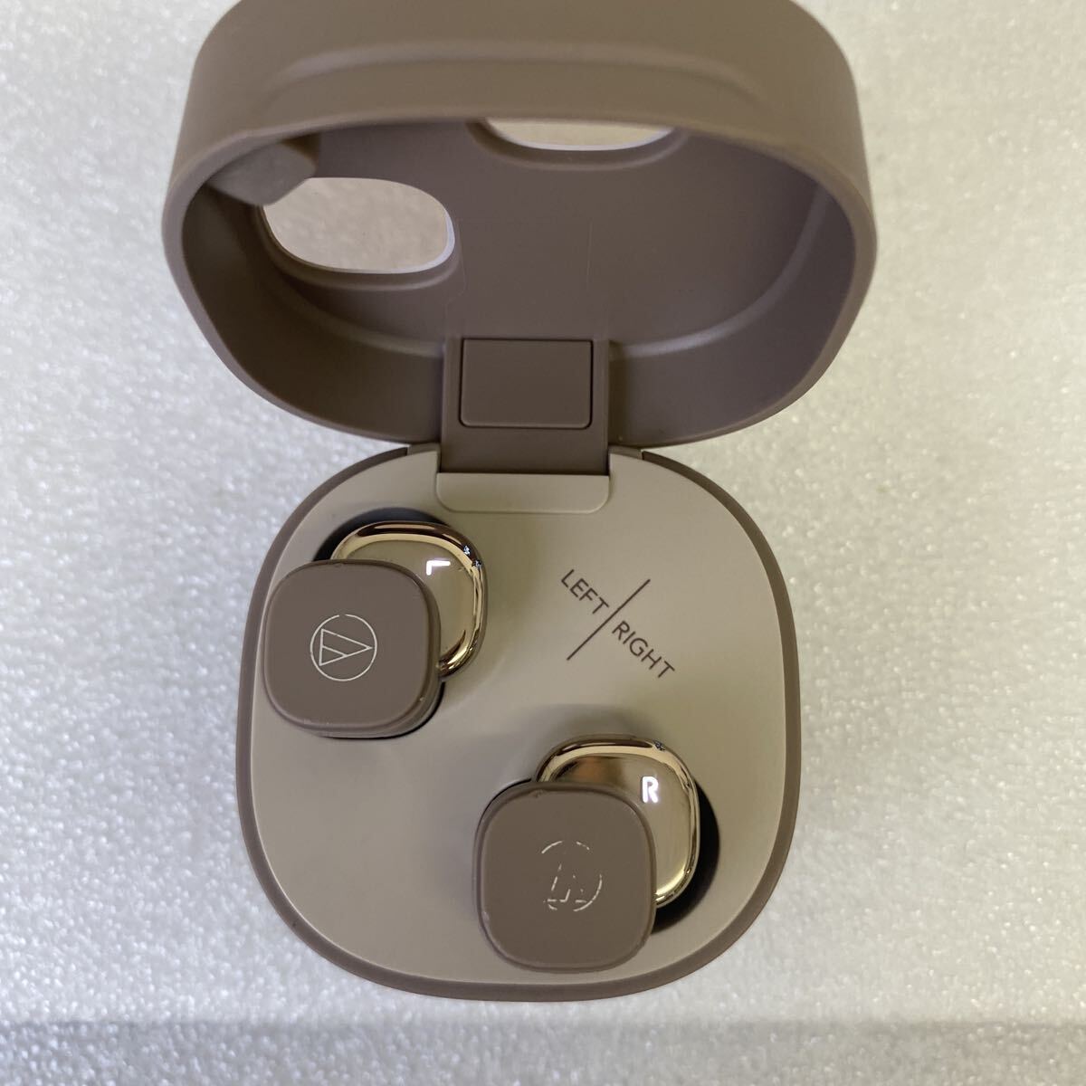 【リセット済み】 audio-technica オーディオテクニカ ワイヤレスイヤホン Bluetooth カフェラテ 型番：ATH-SQ1TW2