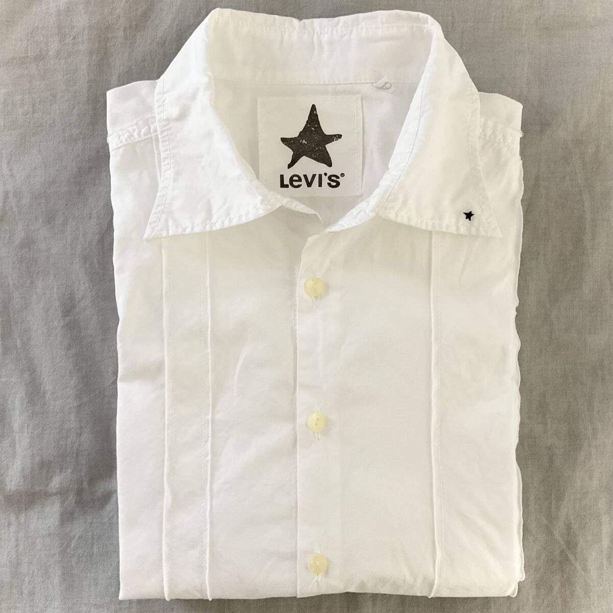 ☆オススメ☆　Levi's Black ★　シャツ/ホワイト/ブリーツ系　サイズL 　①　　　　　W220