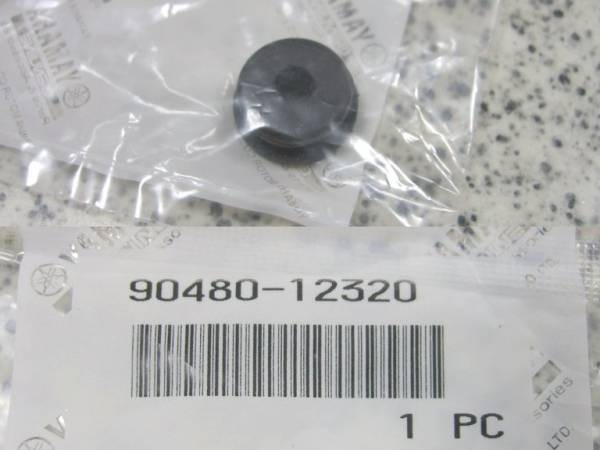 ★90480-12014（代90480-12320） グロメツト カバー上側用×１個 ☆2/ 純正新品定価ヤマハRZ250RZ350サイドカバーグロメット取付ゴム