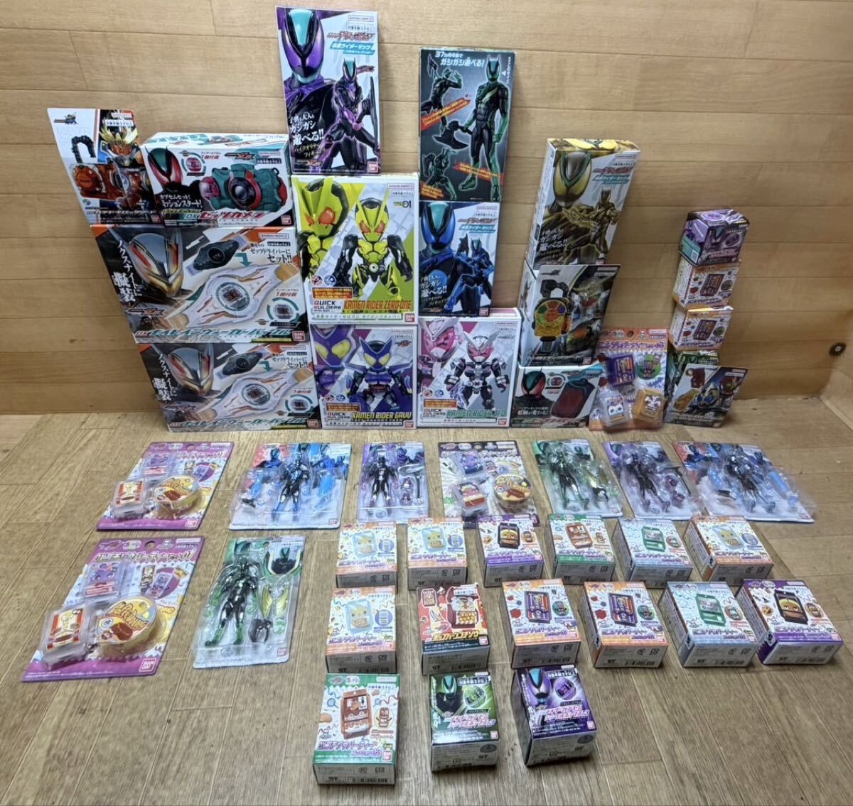 未使用☆ 未開封☆ DX ナイトインヴォーカー 仮面ライダーゼッツ DXゼッツカメラ DX極ロックシード アストロスイッチ 等 まとめて 45点 C8