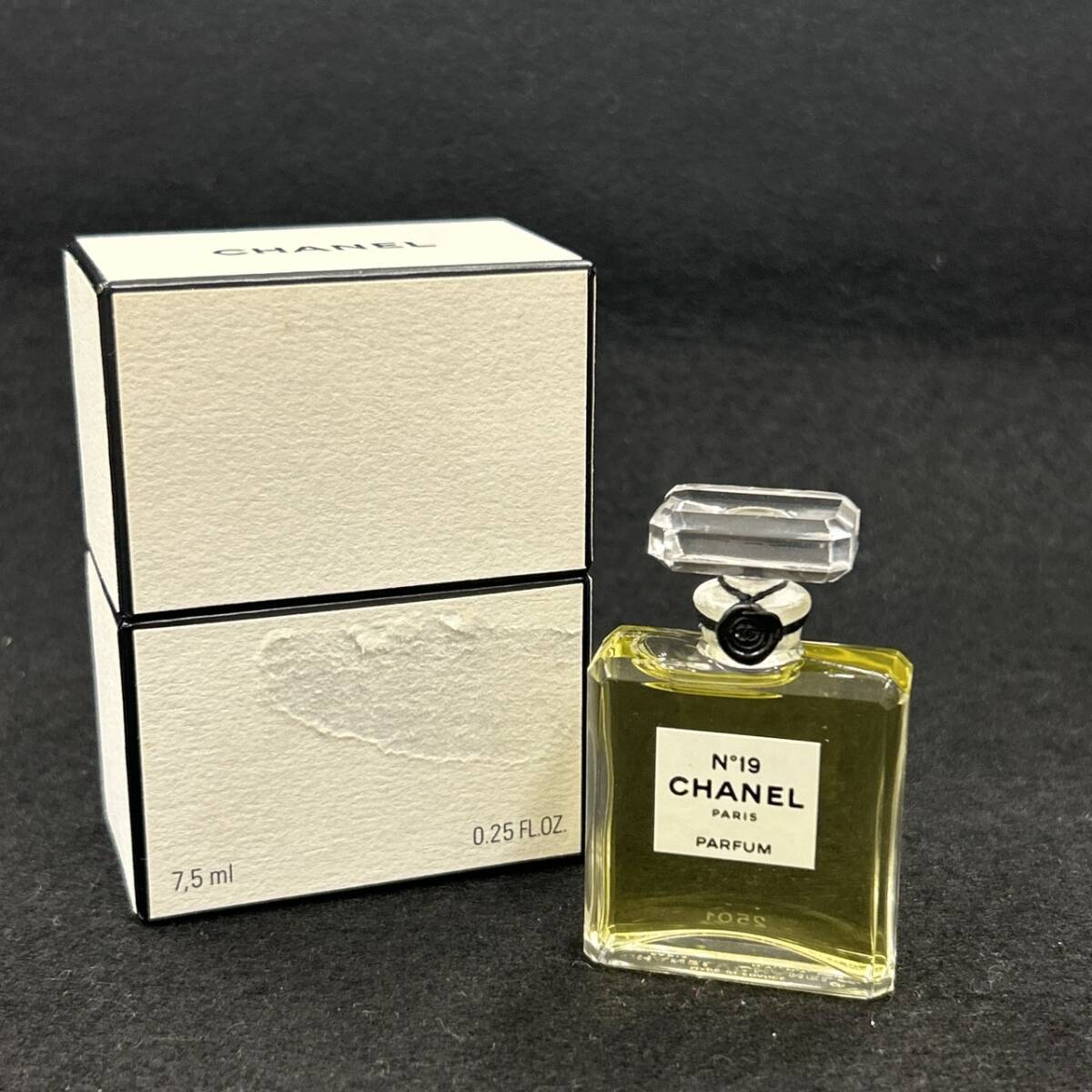 CHANEL　シャネル　N゜19　パルファム　7.5ｍｌ　残量約9割　箱破れあり　#19589