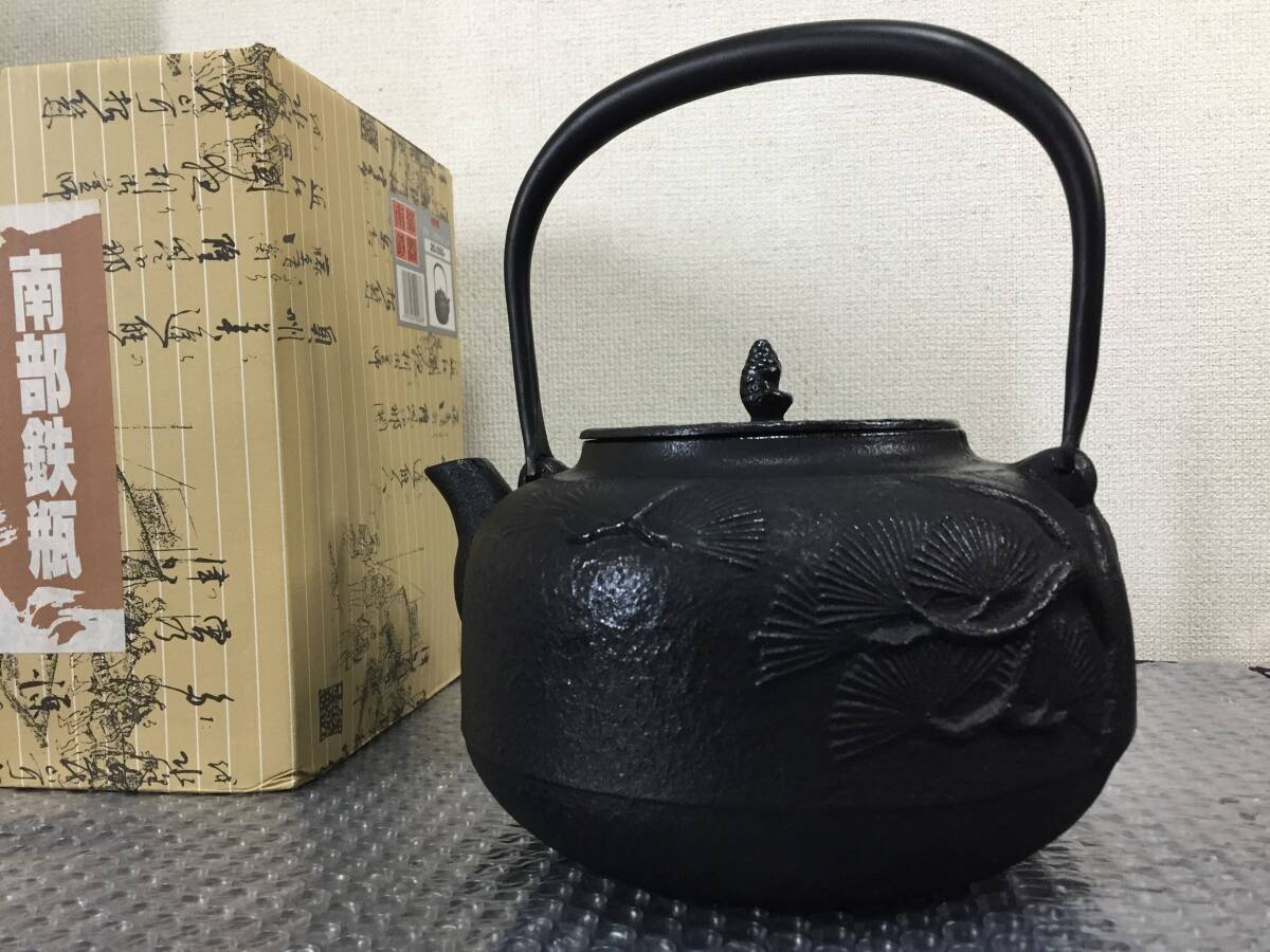 ☆未使用品　伝統工芸品　南部鉄瓶　南部鉄器　万代屋 松 2.0L 箱入り☆ 