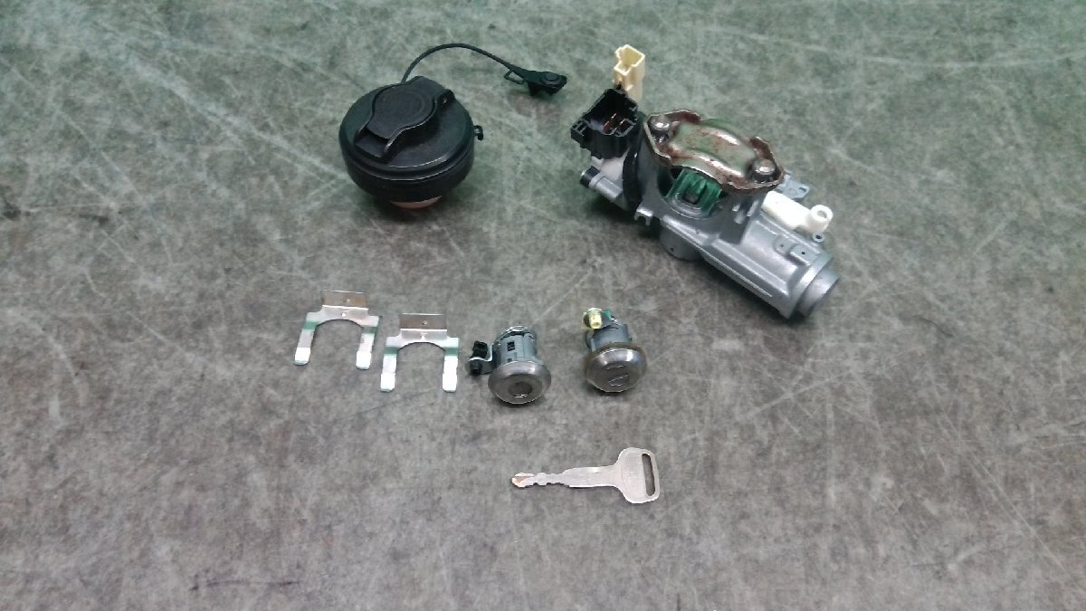 ☆ キャリィ　NT100クリッパー　ミニキャブ　スクラム　DA16T DR16T DS16T DG16T　キーシリンダー　給油口　1台分　(ロ-1) ☆