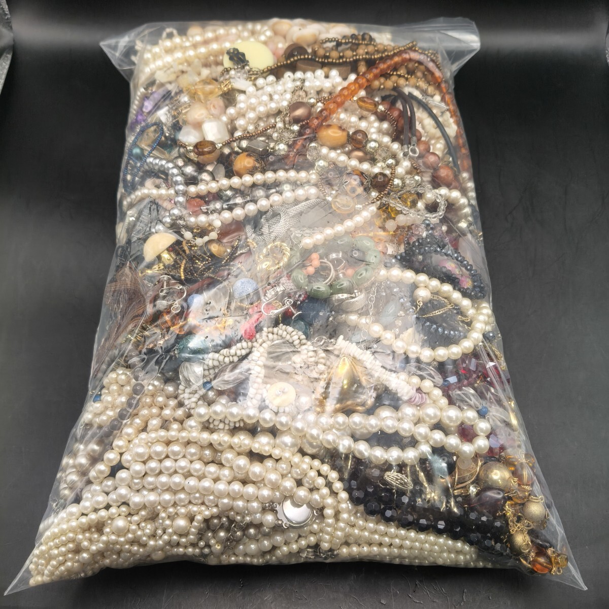 アクセサリー 大量まとめ売り 約5kg ネックレス ブレスレット ビーズ パール等 ジャンク含む