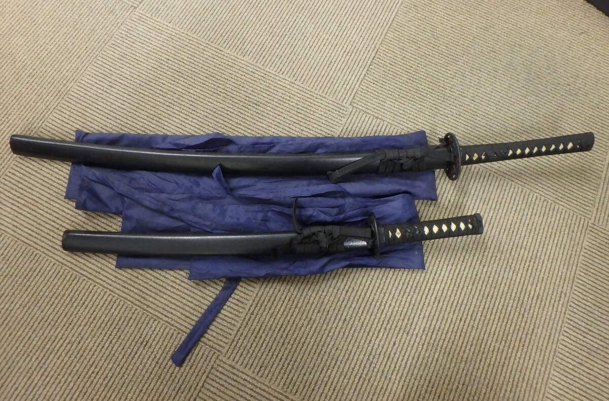 骨董祭 刀剣祭 模造刀2本おまとめ 大小刀 観賞用 黒鞘 全長約104cm 約66cm 和装 インテリア コスプレ 飾り くすみキズ有 長期保管品