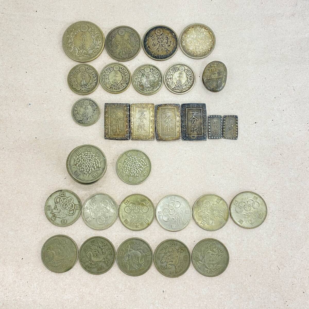 『L7』銀貨　総額面￥2.200- 稲穂ｘ11/オリンピックｘ6/鳳凰ｘ5/旭日50銭/鳳凰50銭ｘ3/旭日20銭ｘ4/竜10銭/一分銀ｘ4/一朱銀ｘ2/他 現状