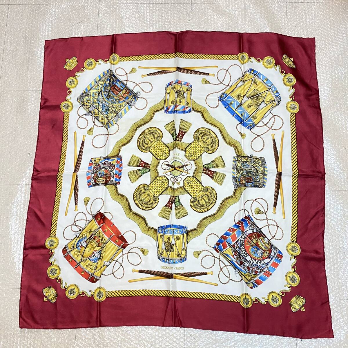 『②L4』Hermes エルメス　カレ90　『LES TAMBOURS（タンブールの太鼓）』レッドカラー　ヴィンテージ　スカーフ　現状品