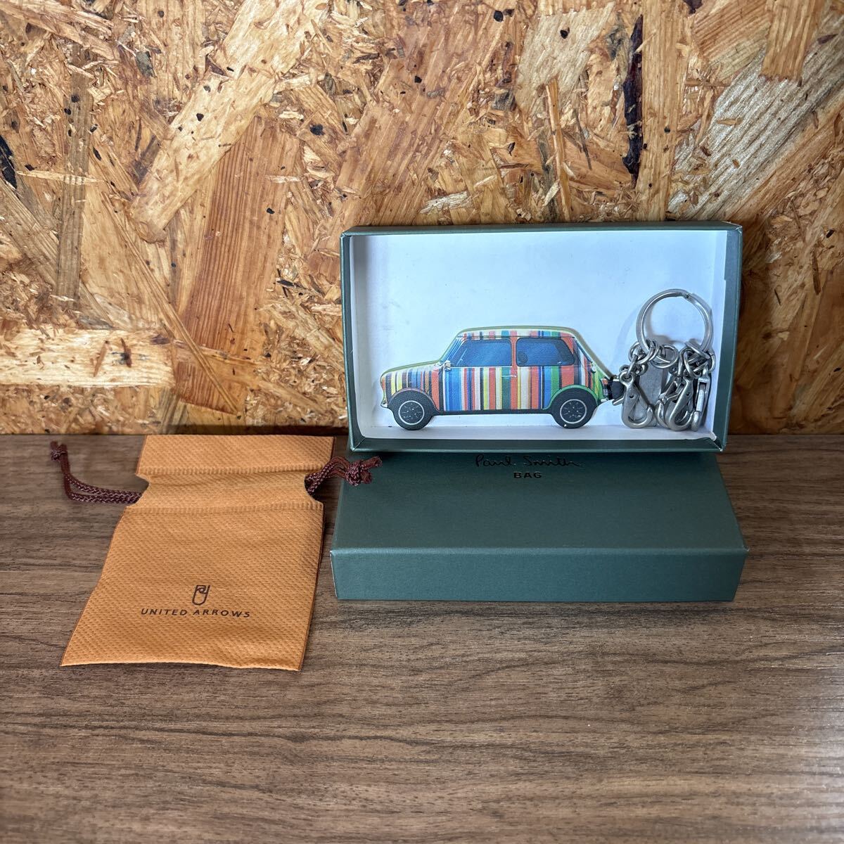 ◎Paul Smith◎キーリング◎車◎Paul Smithカラー◎キーホルダー◎シルバーカラー◎緑ギフトボックス◎中古品◎引取可能◎札幌◎北海道◎