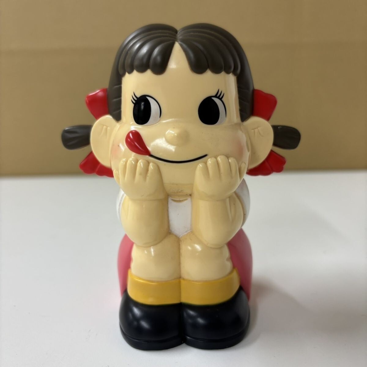S530-SG8-2918 ◎ 不二家 ペコちゃん 貯金箱 ソフビ フィギュア ほっぺに手をあてる 不二家洋菓子 刻印あり 昭和レトロ 全長約12㎝ NB