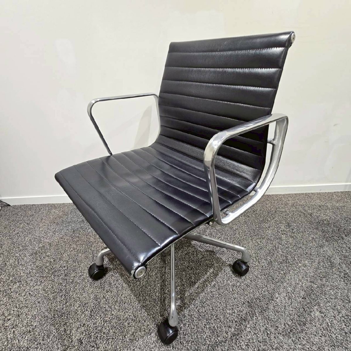 Herman Miller ハーマンミラー イームズ アルミナムグループチェア マネージメントチェア 本革 ロゴあり 正規品 /D6231